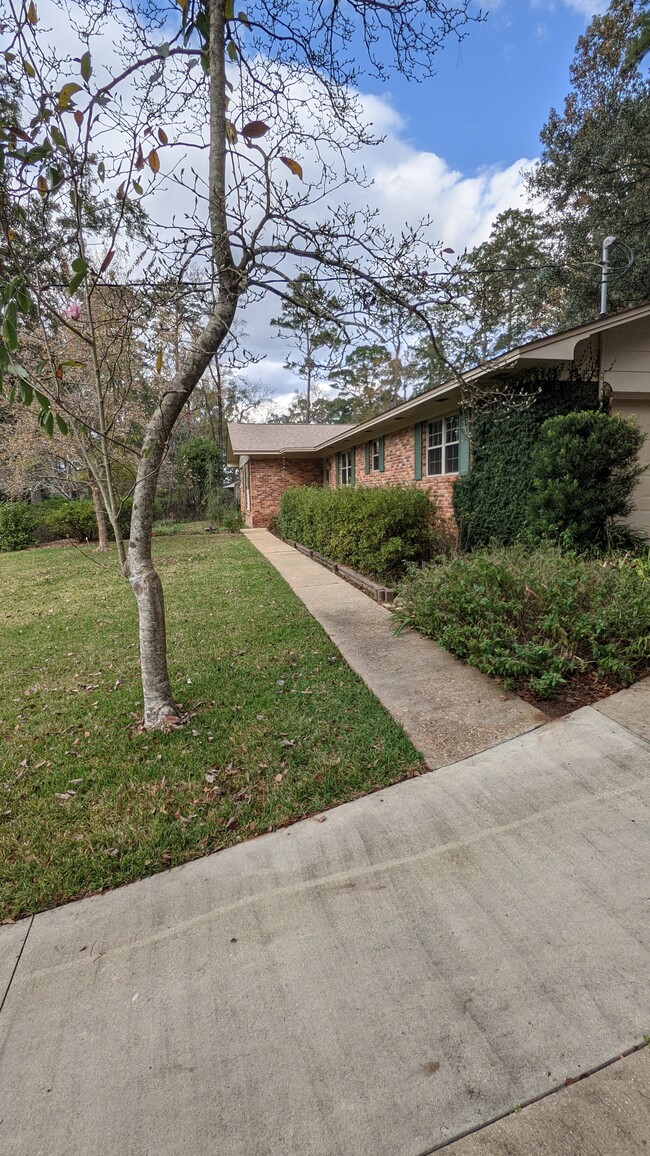 Building Photo - 3211 Brookforest Dr