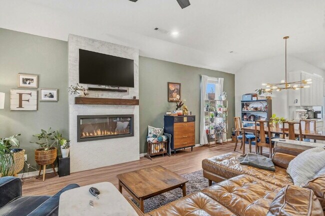 Building Photo - Quiet 4 Bedroom Oasis in Farmington