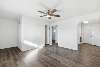 Building Photo - 1320 N 48th Pl