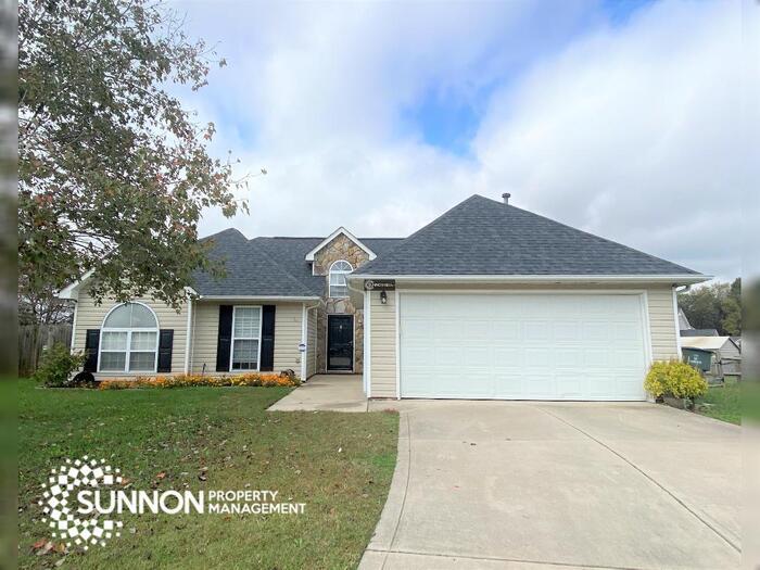 Foto principal - Remodeled 3BR Ranch with Huge Fenced Yard!