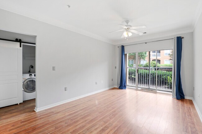 Vista desde la sala de estar y el patio - 10 Perimeter Summit Blvd NE