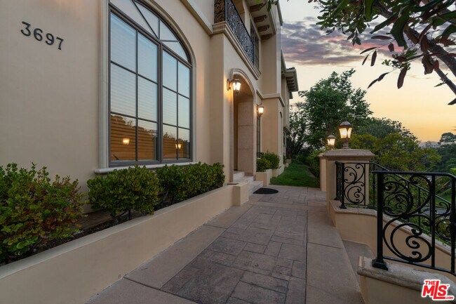 Foto del edificio - 3697 Benedict Canyon Ln