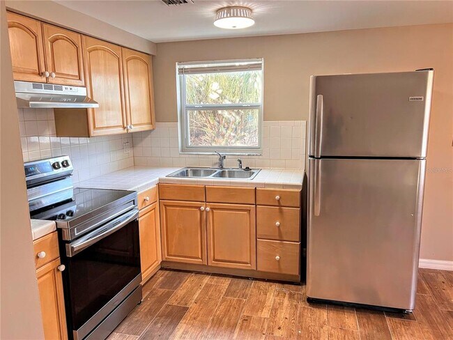 Foto del edificio - 5880 Colonial Dr