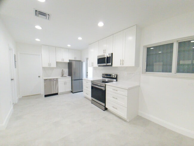 Building Photo - 19 SE 12th Ave