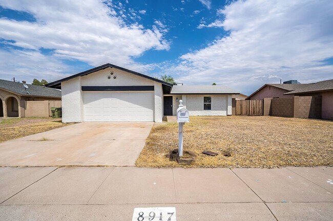 Foto del edificio - Updated home with large backyard & 2 car g...