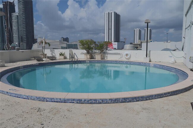 Foto del edificio - 555 NE 15th St
