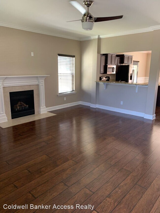 Building Photo - 4 br, 2.5 bath House - 1061 Woodland Dr.