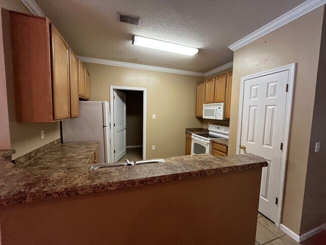 Foto del edificio - 5840 Longwood Dr