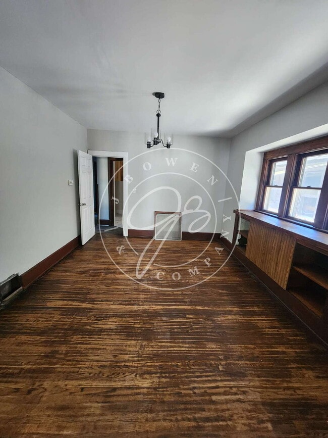 Foto del edificio - Spacious upper unit 2 bed 1 bath! Convenie...