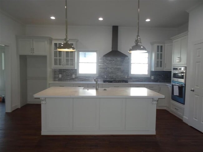 Building Photo - 402 S Rosemont Ave