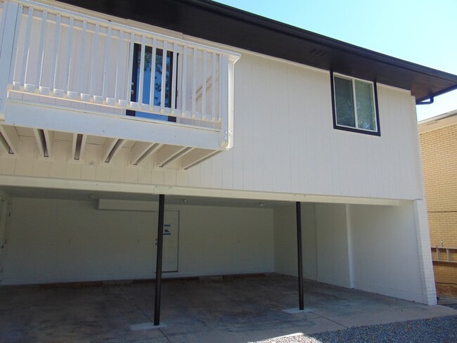 Building Photo - 721 Collyer St