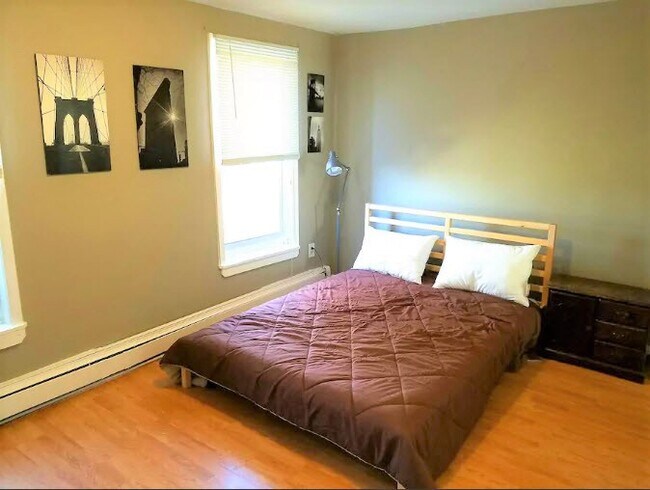 Large bedrooms - 3651 Calumet St