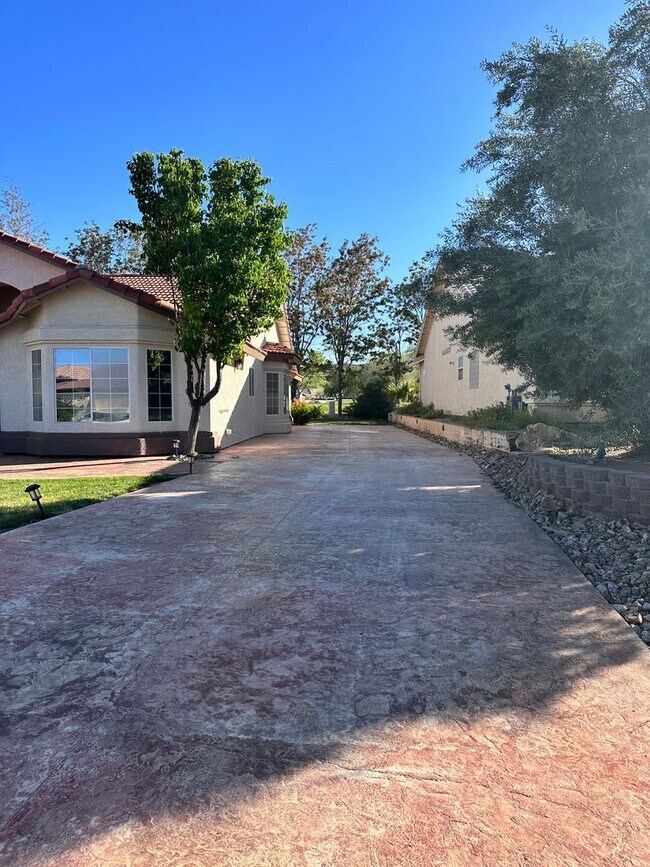 Building Photo - Beautiful Furnished 3 Bedroom Home on Cerb...