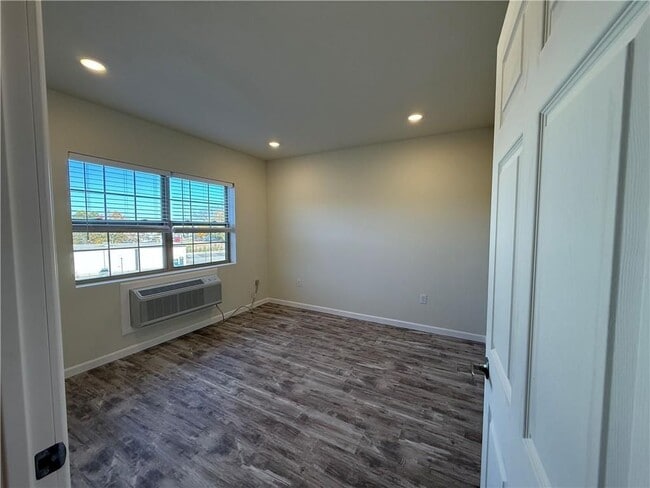 Building Photo - 327 Pine St