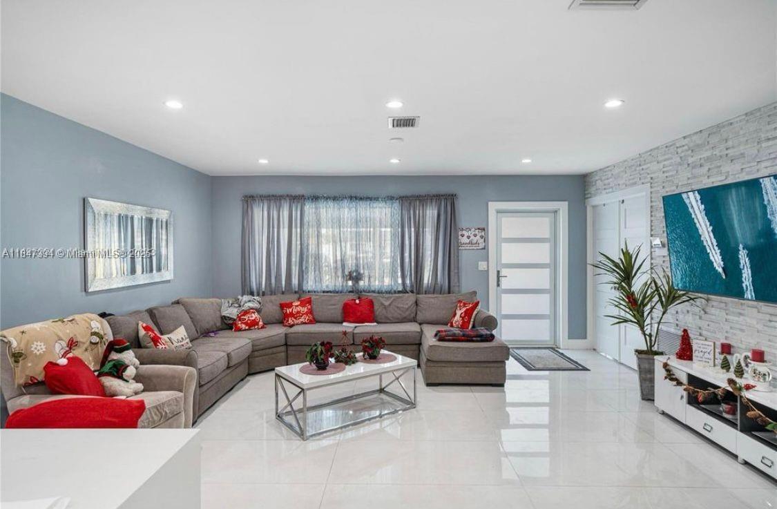 Primary Photo - 7130 SW 14th St