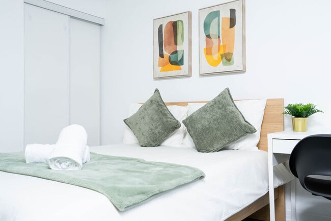 Building Photo - 251 Jarvis St