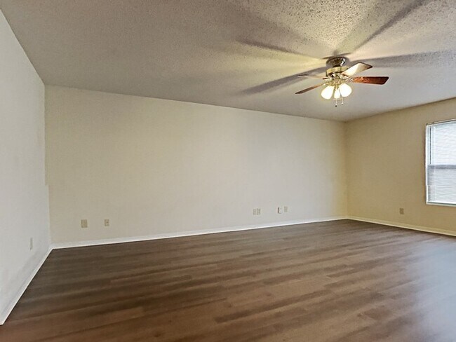 Foto del edificio - 4 bed 2.5 bath with adorable features in G...