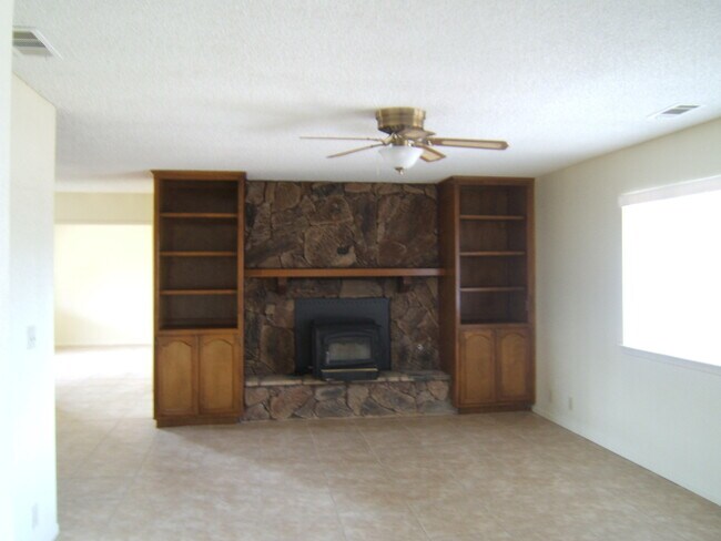 Foto del edificio - 3 BEDROOM, 2 BATH APPLE VALLEY HOME IN QUI...