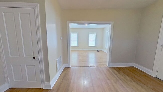 Building Photo - 2nd floor Apartment