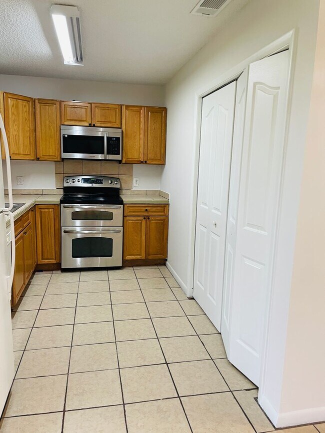 Building Photo - NW Palm Bay 3/2 with 1 car garage and encl...