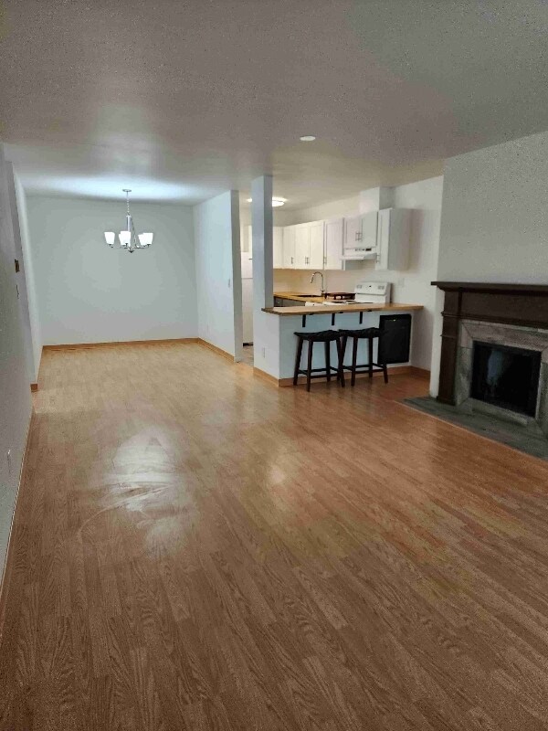 Foto del edificio - 10301 Cedar Lk Rd S