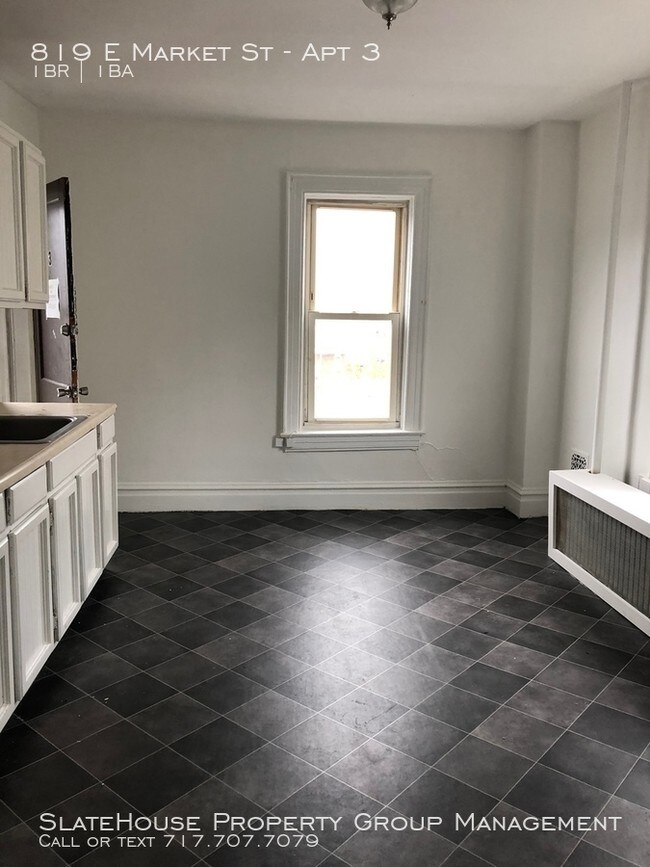 Building Photo - 3rd Fl apartment in East End York!