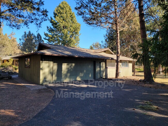 Foto del edificio - 61442 Little John Ln