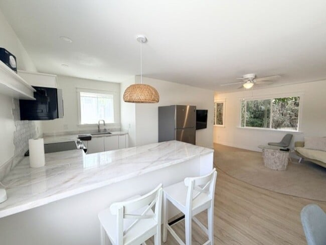 Building Photo - $3,000 Furnished 2-Bedroom + Den, 1-Bathroom Upstairs Duplex in Aiea