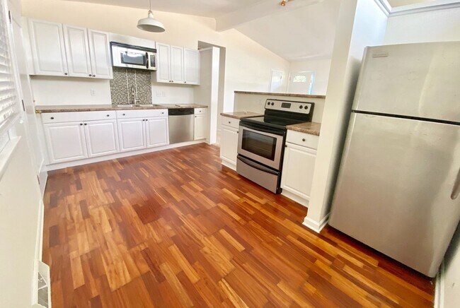 Foto del edificio - Three Bedroom Home with Amazing Backyard!