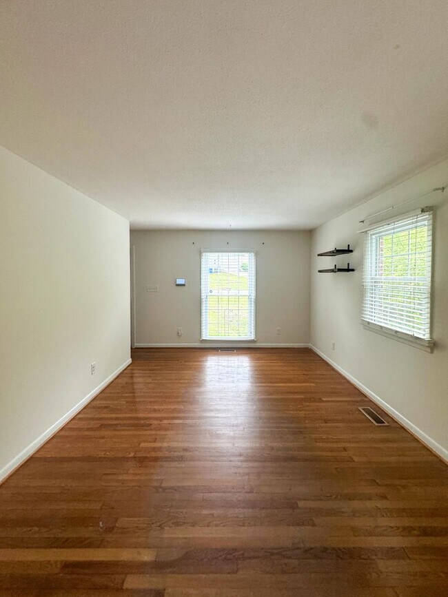 Foto del edificio - Charming 3 Bed 1.5 Bath Home Close to Fort Liberty