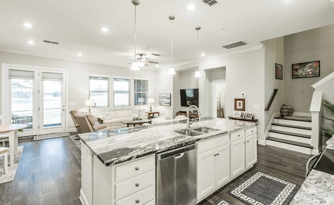 Foto del edificio - Upscale Modern Townhome nestled in the   G...