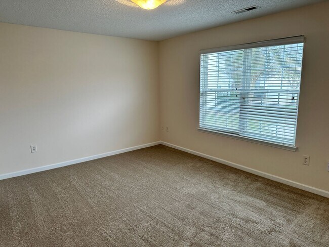 Foto del edificio - Lovely Highland Creek Three Bedroom Home!