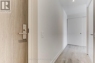 Building Photo - 161 Roehampton Ave