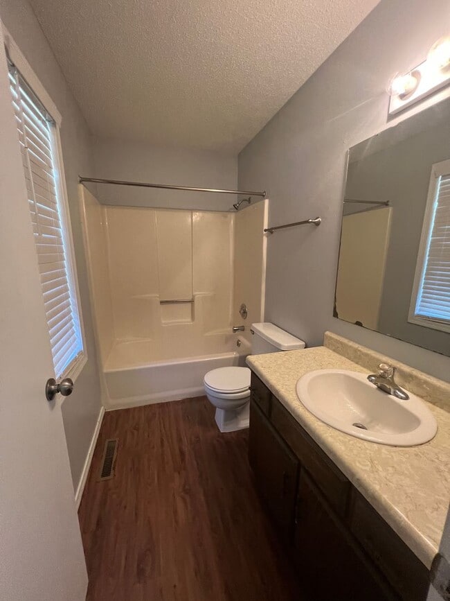 Building Photo - 1 bedroom 1 bath duplex available now!