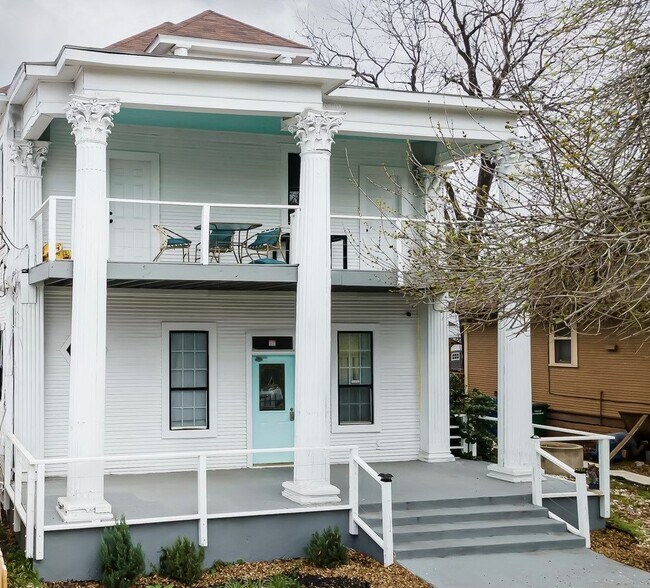 Front - 411 E Carson St