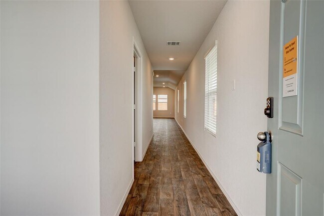 Foto del edificio - 121 Roanwood Dr