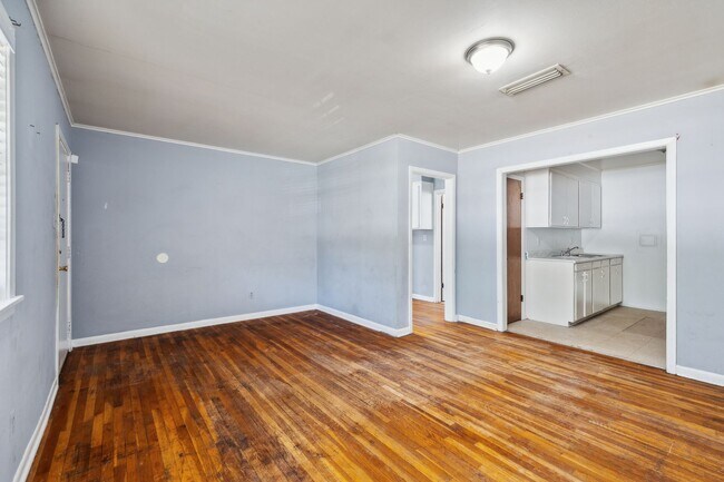 Building Photo - Lakeside Villa Apartment