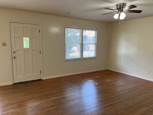 Building Photo - 3BR/1BA off Shed Road in Bossier City