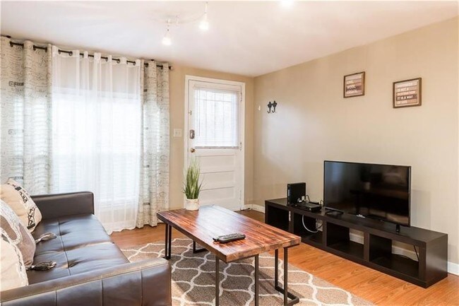 Building Photo - 887 Vedado Way NE