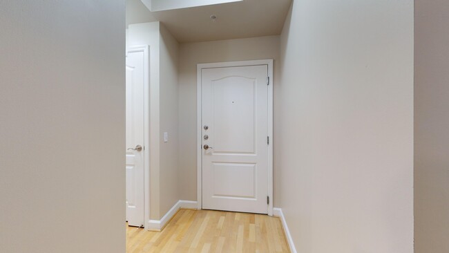 Foto del edificio - Logan Circle One Bedroom With Private Balc...