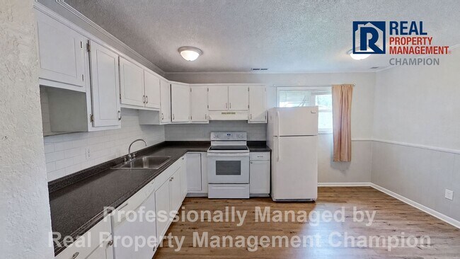 Foto del edificio - 3 BD/2 BA Home w/Attached Garage on Large Corner Lot w/Fenced Backyard
