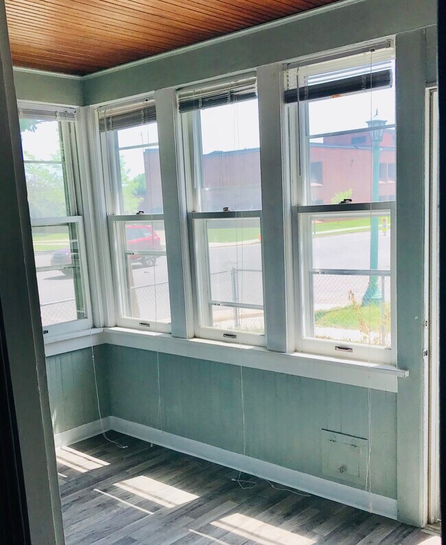 Foto del edificio - 1343 Edmund Ave