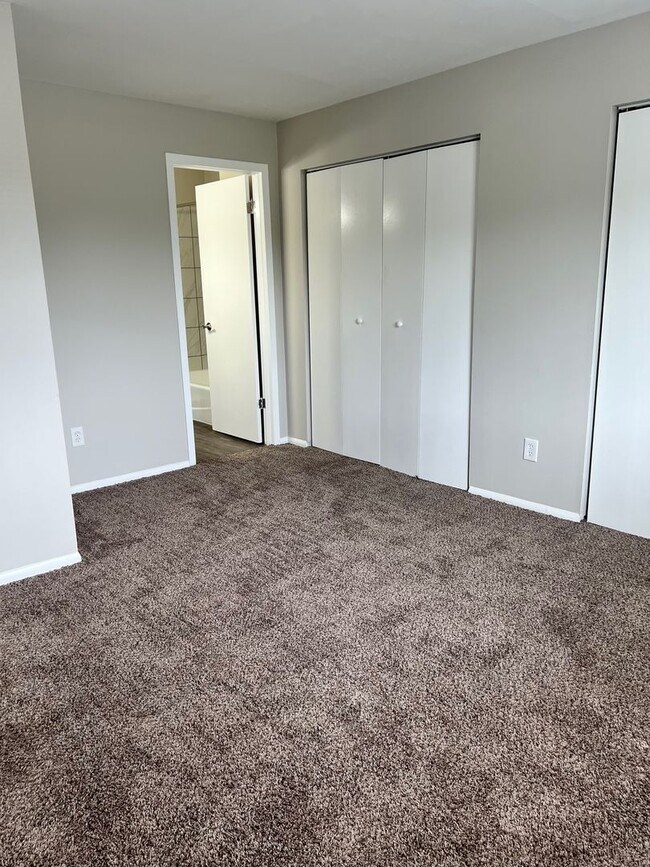 Foto del edificio - Charming Two-Bedroom Two Bathroom Apartment in Prime Chesterton Location!