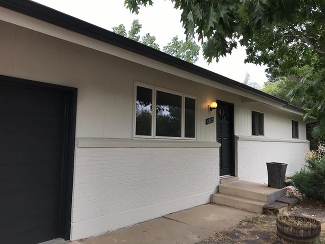 Building Photo - South Boulder Gem: 3 Bed, 2 Bath with Stunning Flatiron Views & Hardwood Flooring throughout!