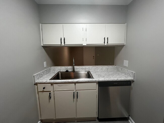 Building Photo - 5853-G Century Oaks Drive- No Pets- Two Weeks Free off First Full Month's Rent