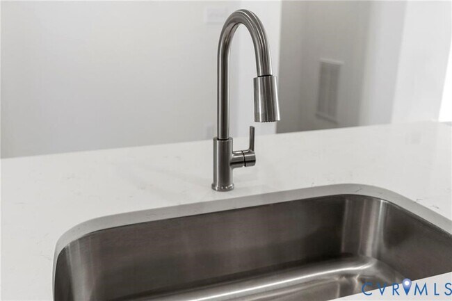Foto del edificio - 13800 Village View Dr