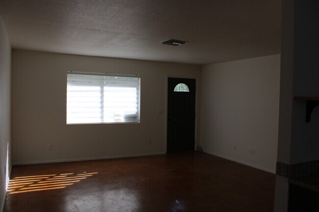 Building Photo - 636 E Waverly St
