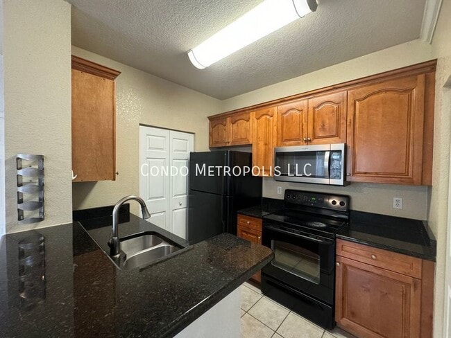 Building Photo - Renovated 1/1 first floor condo located at...