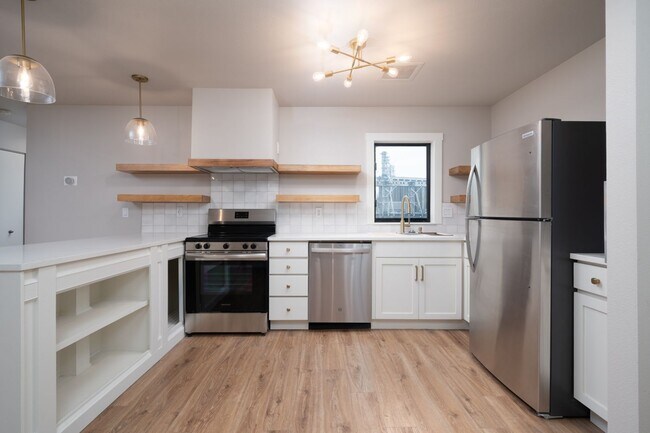 Modern Waterfront Living at The McCormick Pier! Call TODAY to schedule a tour! 503-664-4101 - Modern Waterfront Living at The McCormick Pier! Call TODAY to schedule a tour! 503-664-4101 Apartment