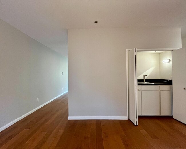 Building Photo - 525 Almer Rd